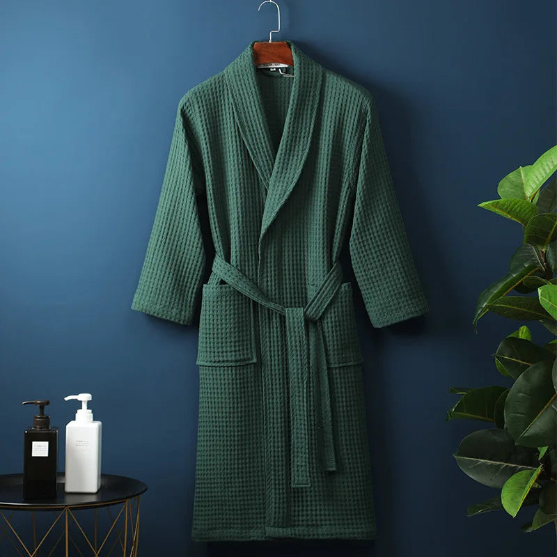Komfortabler Unisex-Bademantel für pure Wellness-Momente nach dem Bad, Dusche oder Sauna.