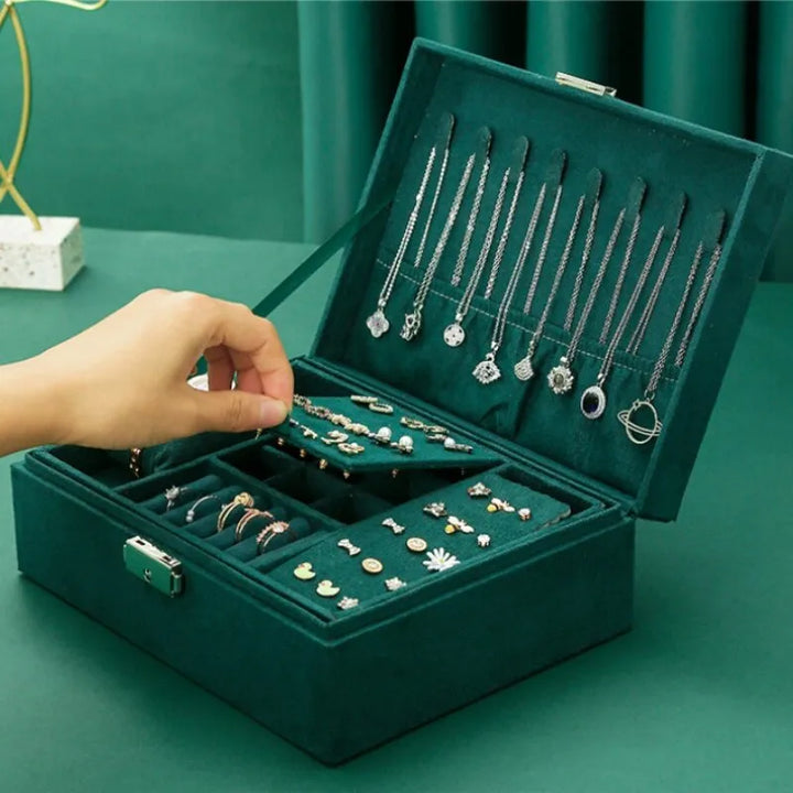 Vintage Samt-Schmuckbox mit goldenem Schloss, ein luxuriöses Geschenk zur Schmuckaufbewahrung.