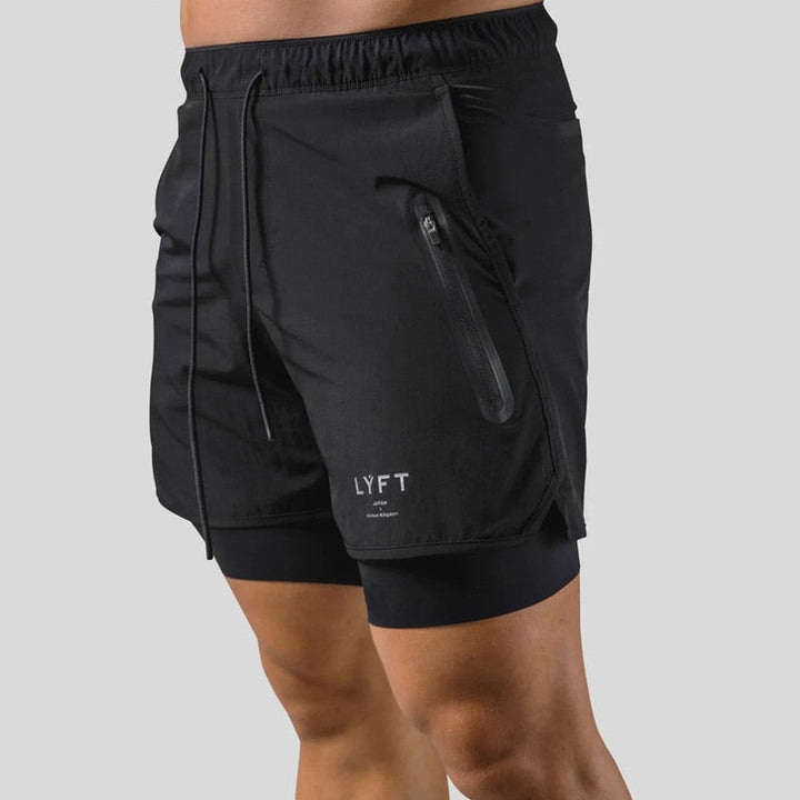Mann trägt schwarze 2-in-1-Sporthose, rennt dynamisch im Freien, Activewear.