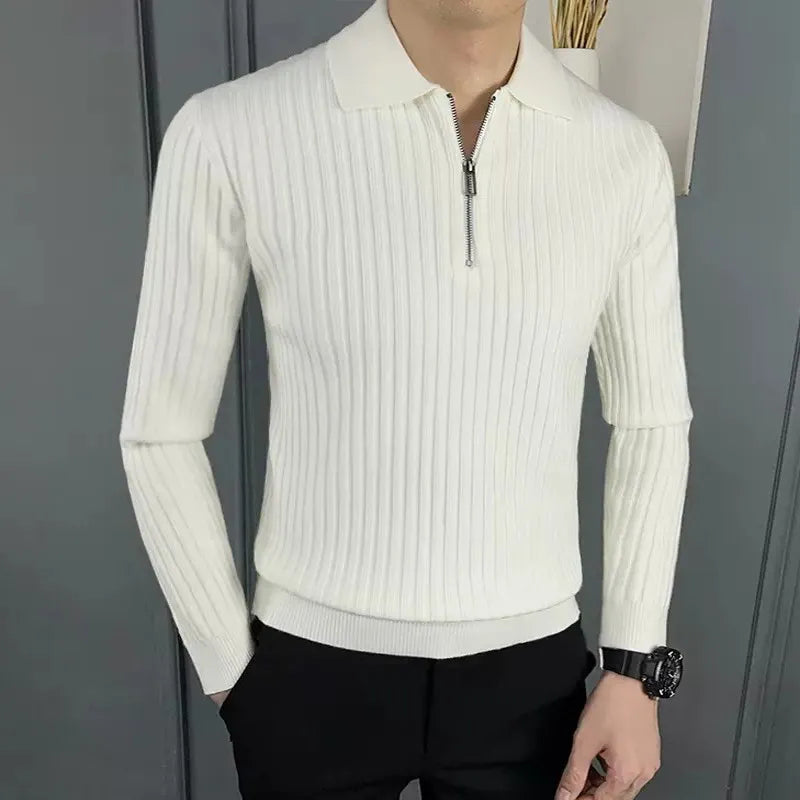 Nahaufnahme der weichen Strickstruktur des Herren Polopullovers. Komfortabler Langarm-Pullover für kalte Tage.