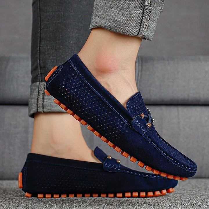 Mann trägt stilvolle, bequeme Herren Slip-On Schuhe im Freizeitlook. Ideal für jeden Tag.