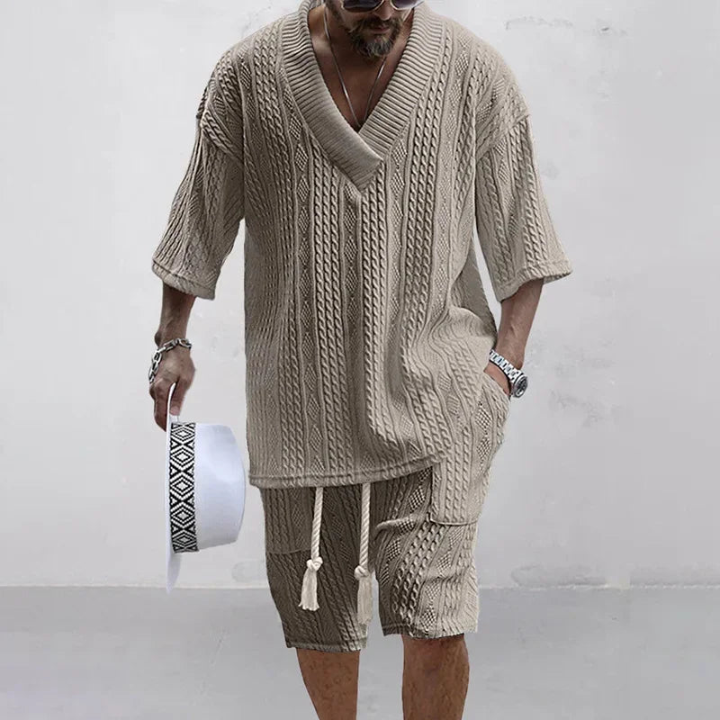 Modernes Herren Zweiteiler Set: V-Ausschnitt Kurzarm Shirt und passende Shorts. Perfekt für warme Sommer-Freizeit.
