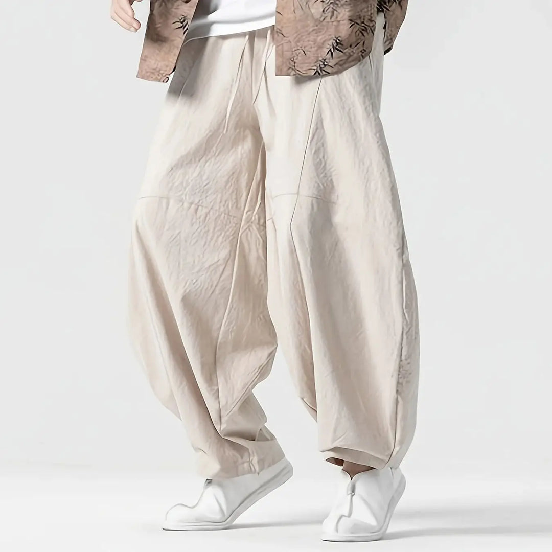 Modische Beige Herren Weithose. Lockere Passform, Ziernähte. Stilvolle Freizeithose mit Komfort.