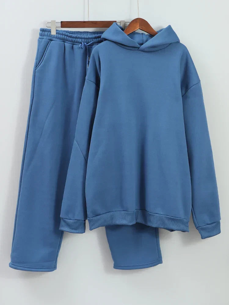 Gemütliches Herren Oversized Set: Warmer Hoodie und bequeme Jogger für kalte Wintertage und Freizeit.