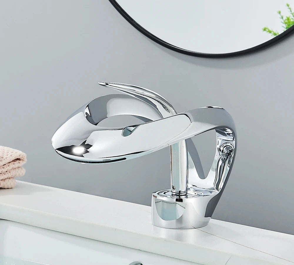 Design Einhebelmischer Badarmatur mit einzigartigem Wasserfallauslauf. Perfekt für modernes Bad.