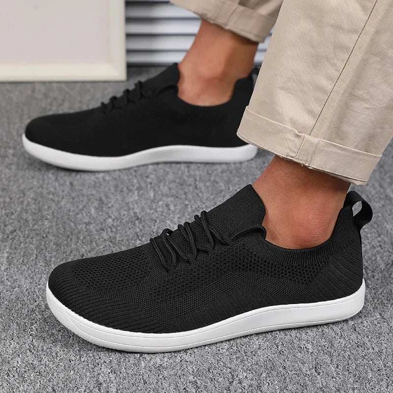 Outdoorschuhe Herren, breite Zehenbox, gepolsterte Sohle, leicht, atmungsaktiv, in Schwarz.