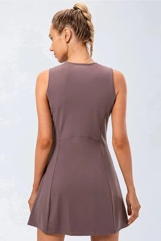 Seitliche Ansicht des schwarzen ärmellosen Sportkleides für Damen mit integrierten Shorts.