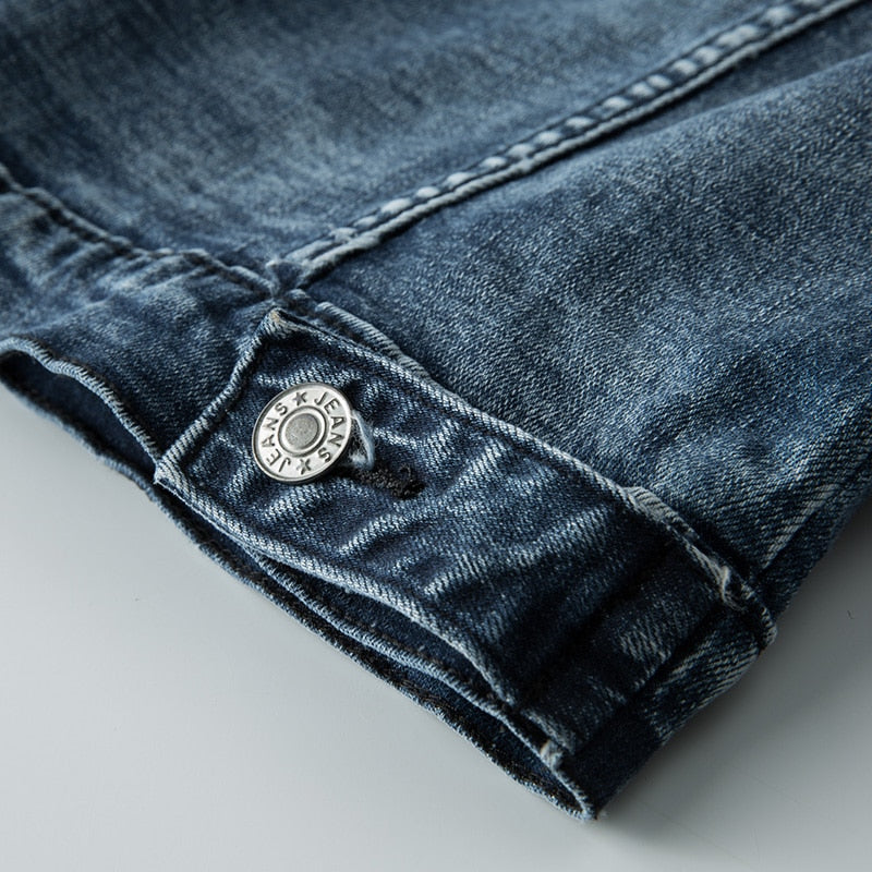 Zeitlose Herren-Übergangsjacke: Die blaue Archer Denimjacke als Must-have für jede Herrengarderobe.