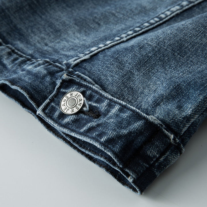 Zeitlose Herren-Übergangsjacke: Die blaue Archer Denimjacke als Must-have für jede Herrengarderobe.