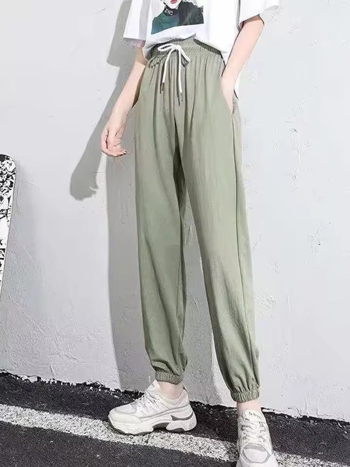 Stapel von Damen Winterleggings in verschiedenen Farben: Schwarz, Grau, Navy. Warme Frauenkleidung.