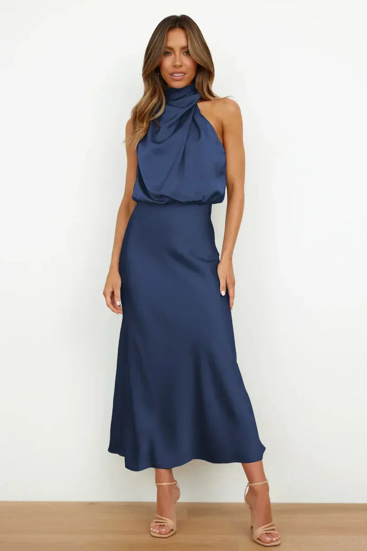 Sommerliches Neckholder Abendkleid, leicht und luftig, perfekt für warme Abende und Gartenpartys.