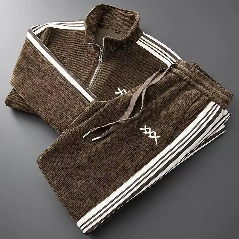 Stylischer Herren Jogginganzug mit Stehkragen-Jacke & schmaler Sporthose. Bequeme Sportbekleidung für Freizeit & Sport.