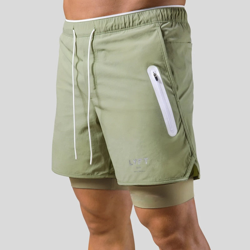 Aufgehängte Herren 2-in-1-Sporthose, detaillierte Ansicht der hochwertigen Nähte.