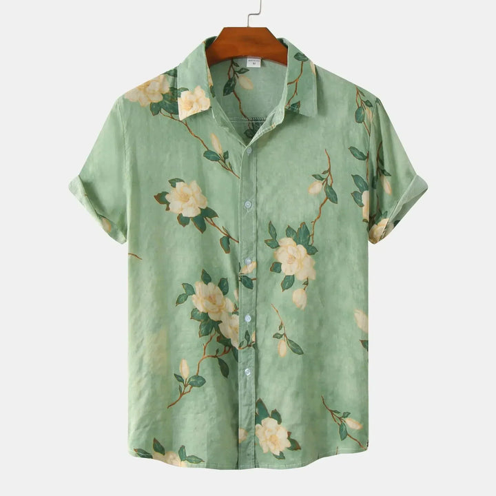 Figurbetontes Herren Kurzarmhemd mit stilvollem Blumenmuster. Atmungsaktives Sommerhemd für Freizeit und Urlaub.