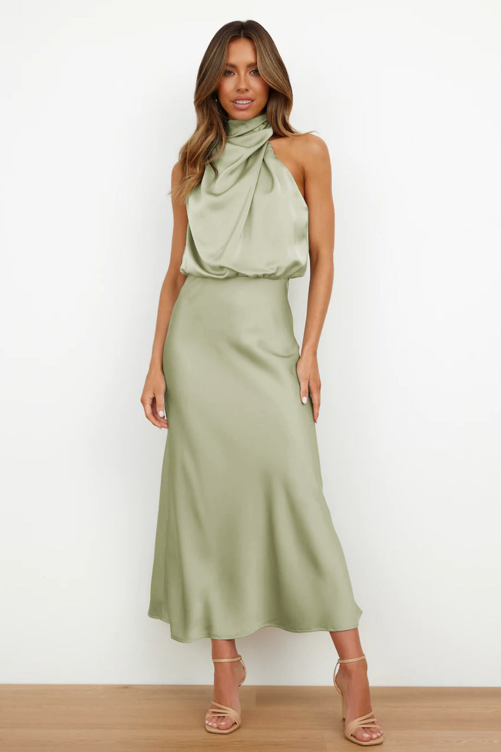 Damen Neckholder Abendkleid, elegant und fließend, ideal für festliche Anlässe und Hochzeiten.