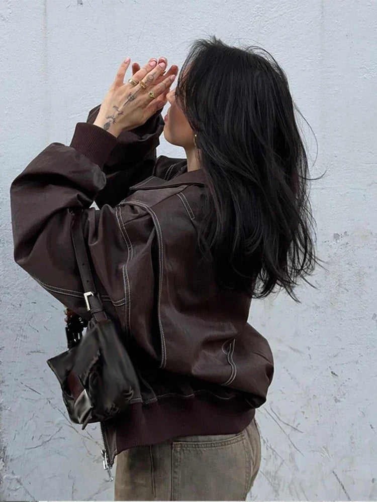 Elegante Damen Oversized-Winterjacke in warmer Farbe, ideal für stilvolle Herbst- und Winteroutfits.