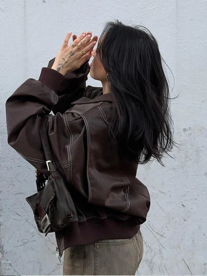 Elegante Damen Oversized-Winterjacke in warmer Farbe, ideal für stilvolle Herbst- und Winteroutfits.