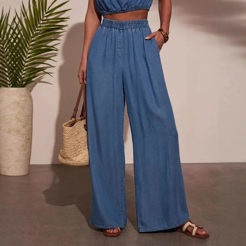 Trendiges blaues Damen Crop Top Set mit High-Waist Hose. Vielseitiger Zweiteiler für Freizeit und modische Sommerlooks.