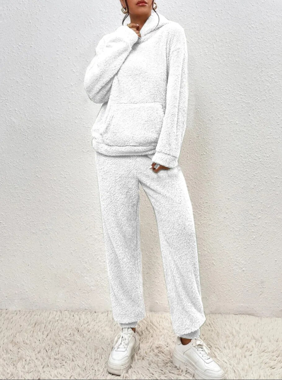 Weiches Oberteil mit Kapuze des Damen Hausanzugs, perfekt als Freizeitkleidung und Herbstmode. Maximaler Komfort.