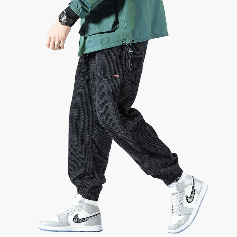 Herren Streetwear Jogger-Hose in Bewegung, die trendige Hose bietet maximale Bewegungsfreiheit & Urban-Style.
