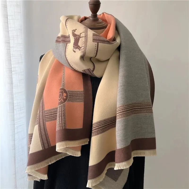 Luxuriöser Damen Winterschal, extra warm und weich. Eine elegante Geschenkidee für Herbst- und Wintermode.