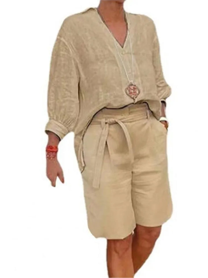 Komplettes Sommeroutfit für Damen: Bequemer Leinen Zweiteiler mit Bluse & Shorts. Ideal für Freizeit.