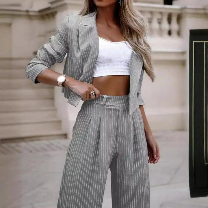 Damen Business-Anzug mit Nadelstreifen-Blazer und weiter Hose. Modisches Zweiteiler-Set für Profis.