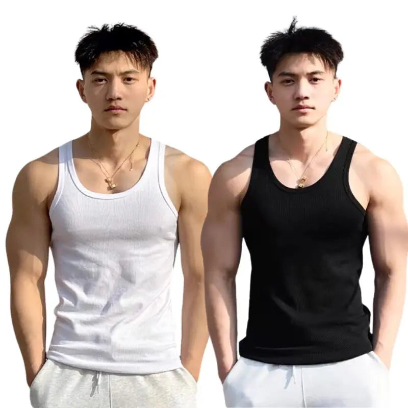 Lässiges Herren Tanktop mit Schlitzkragen, perfekt für heiße Sommertage.