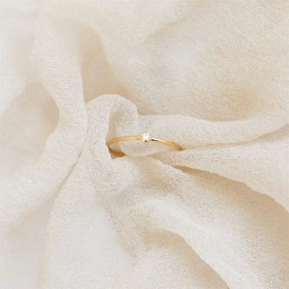 Vielseitiger Damen Geburtssteinring, personalisiert, passt zu jedem Anlass, elegantes Accessoire für Frauen.