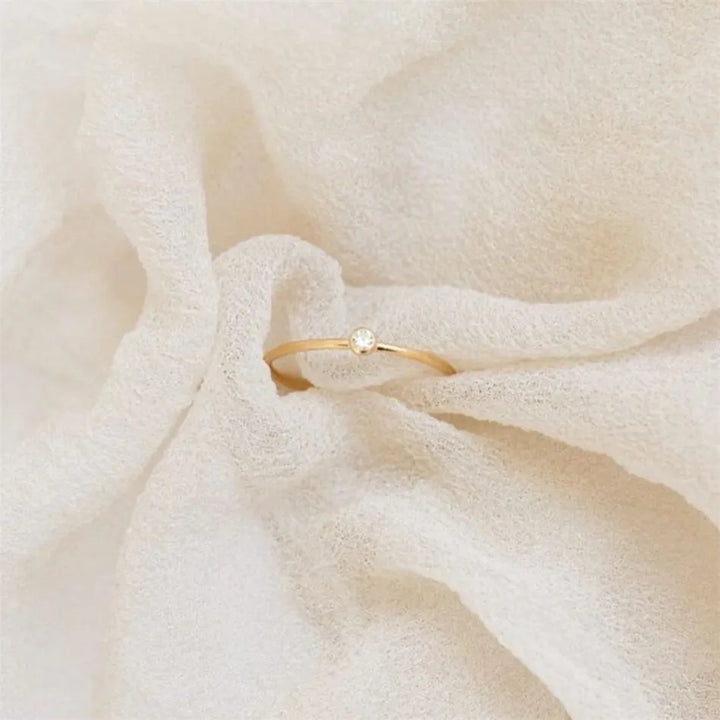 Vielseitiger Damen Geburtssteinring, personalisiert, passt zu jedem Anlass, elegantes Accessoire für Frauen.