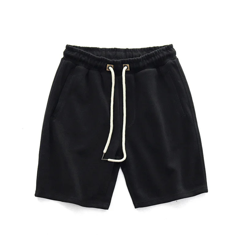 Locker sitzende Herren Freizeit Shorts mit Kordelzug. Bequeme Casual Shorts für Männer für den Sommer.