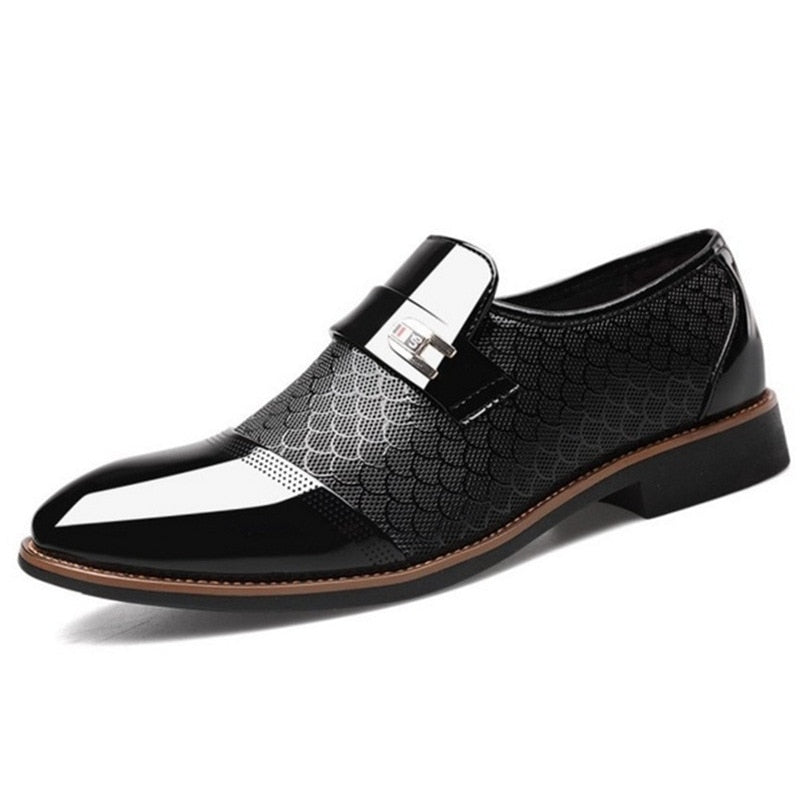 Dunkle, glänzende Business Schnürschuhe für Herren. Ideal für einen eleganten Look im Büro oder bei Abendveranstaltungen.