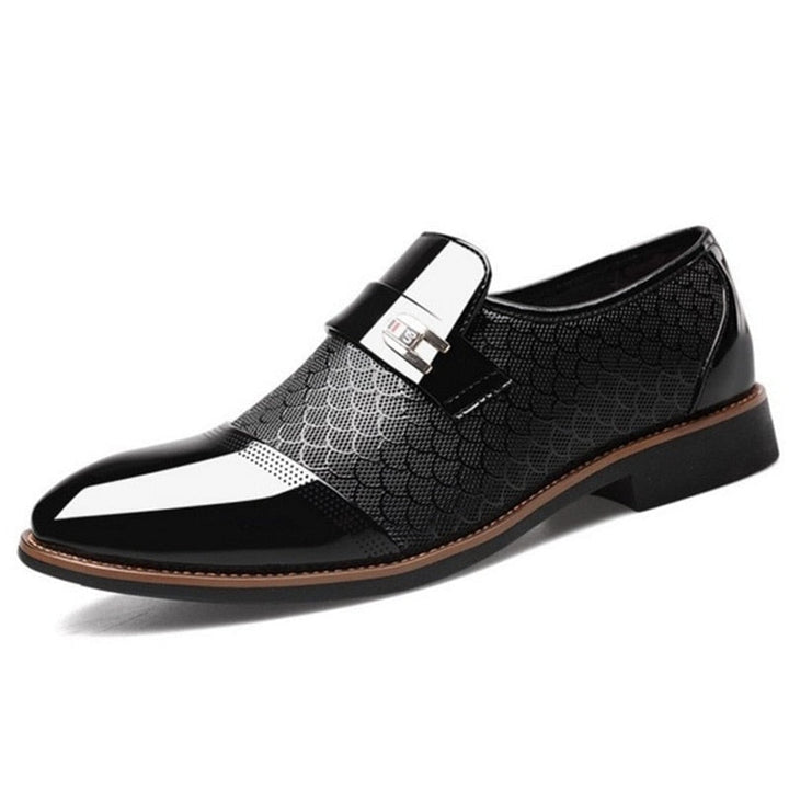 Dunkle, glänzende Business Schnürschuhe für Herren. Ideal für einen eleganten Look im Büro oder bei Abendveranstaltungen.