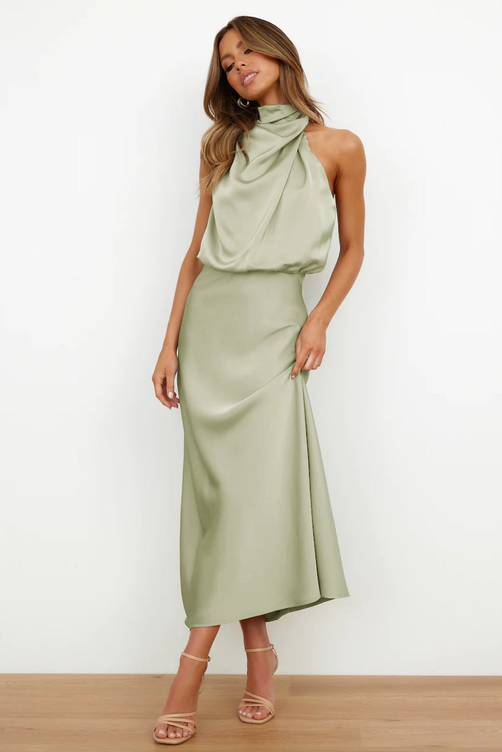 Langes Neckholder Partykleid für Damen, chic und bequem, perfekt als Hochzeitsgast oder für Sommerfeste.