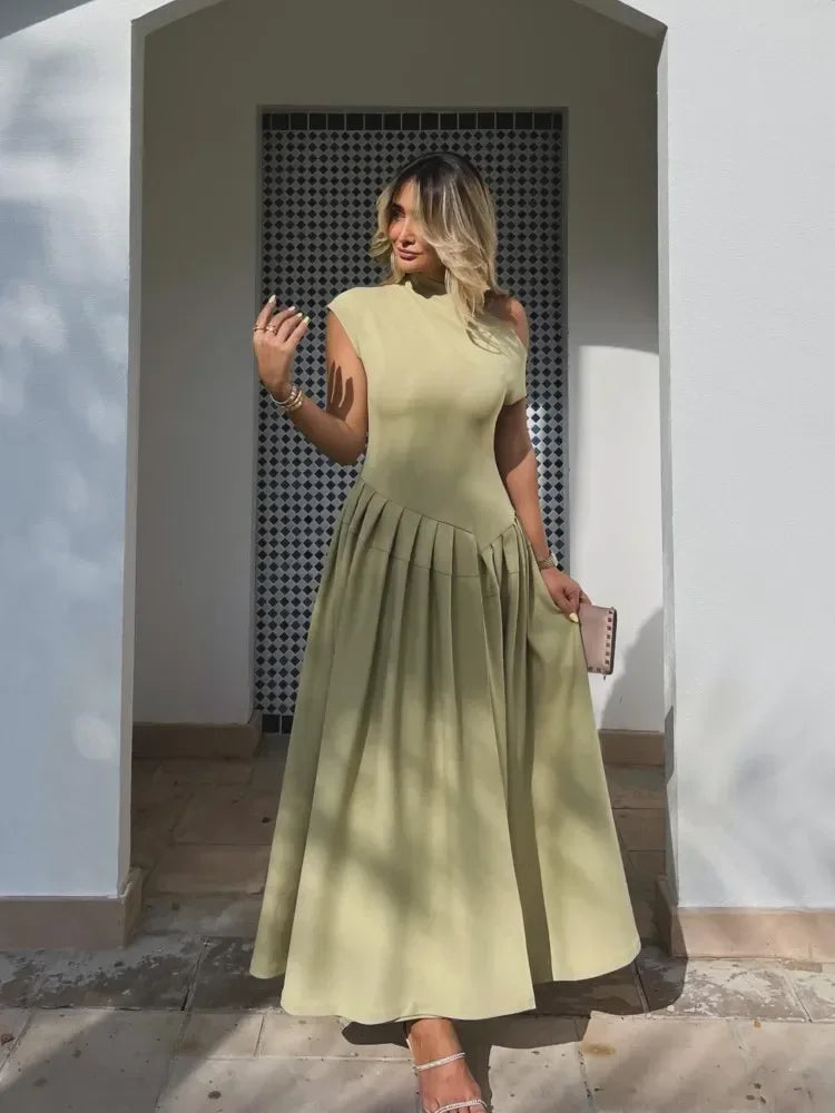 Fließendes Damen Maxikleid, elegant, mit hohem Kragen und strukturiertem Faltenrock. Ideal für Gala.