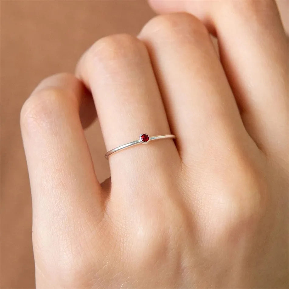 Damen Geburtssteinring am Finger getragen, personalisierter Schmuck, elegantes Accessoire für jeden Tag.