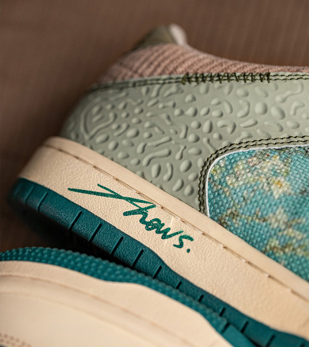 Nahaufnahme der Van Gogh Mandelblüten auf stilvollen Kunst-Sneakers. Einzigartiges Blumenmuster für Damen & Herren.
