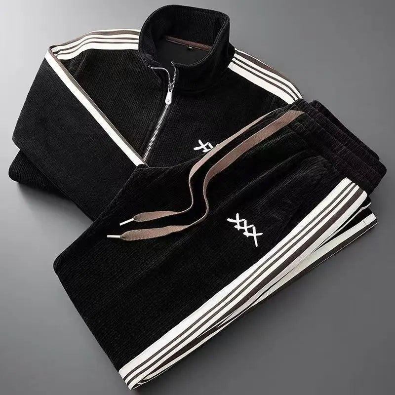 Bequemer Herren Sportanzug mit Stehkragen-Jacke und schmal zulaufender Jogginghose. Optimaler Komfort für den Alltag.