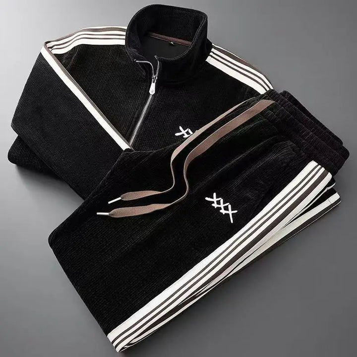 Bequemer Herren Sportanzug mit Stehkragen-Jacke und schmal zulaufender Jogginghose. Optimaler Komfort für den Alltag.