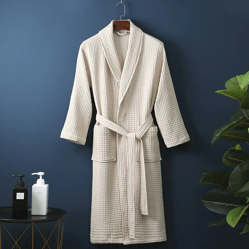 Kuscheliger Unisex Bademantel aus weicher Baumwolle für entspannte Stunden zuhause und im Wellnessbereich.