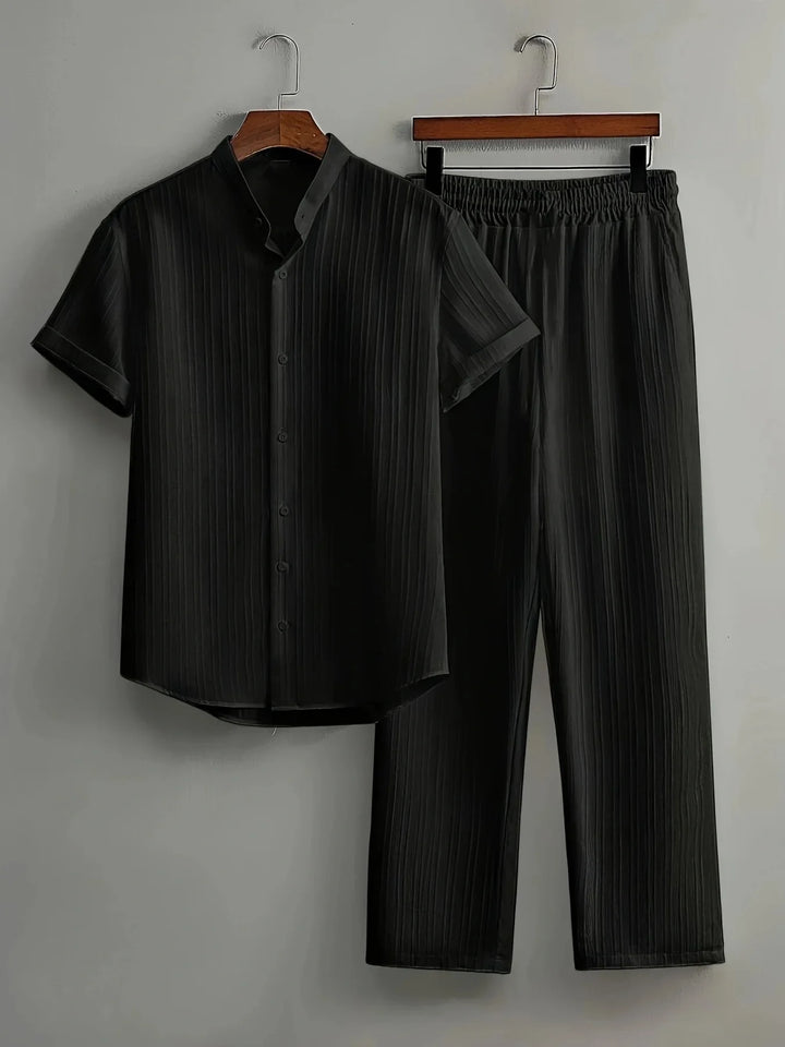Ansicht der elastischen Hose des Herren Sommer Sets, zeigt bequeme Passform für Freizeit.
