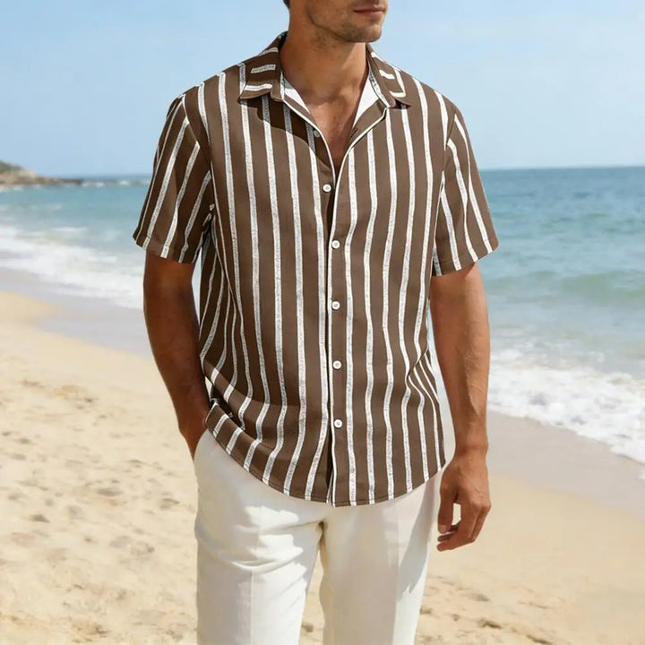 Bequemes Herren Sommerhemd mit Streifen, ideal für Freizeit. Atmungsaktiver Stoff für heiße Tage.