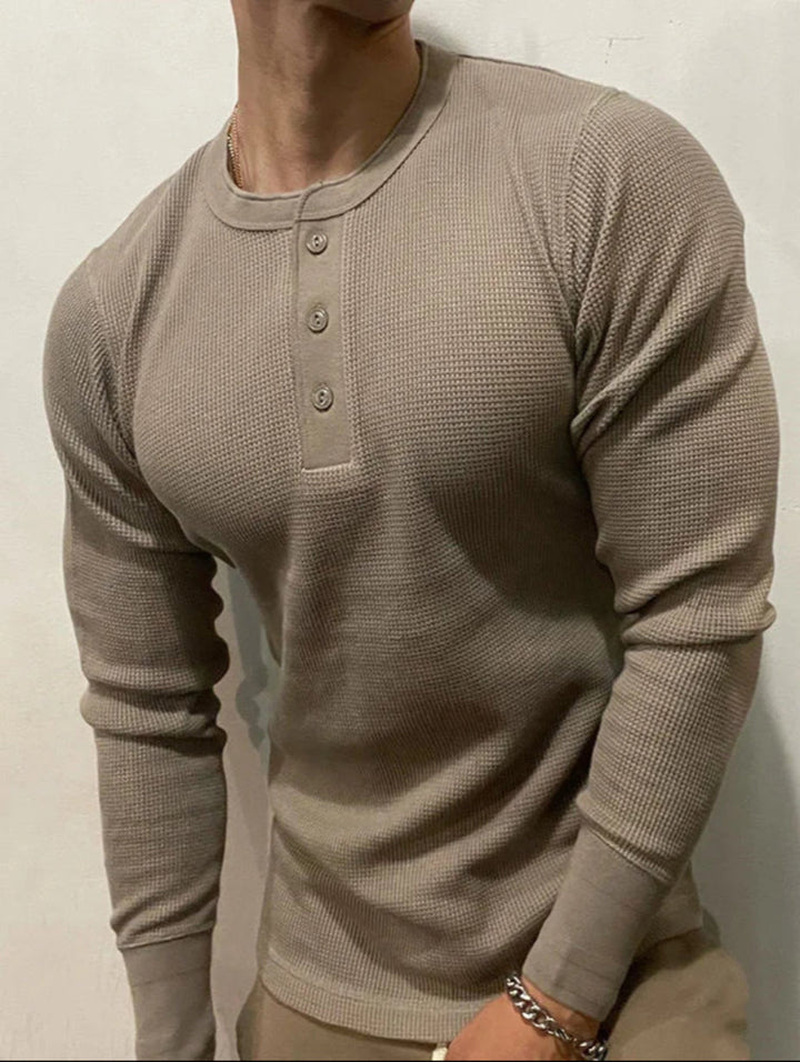 Herren Langarmshirt mit Henley-Kragen und Waffelstruktur, schmale Passform, casual.
