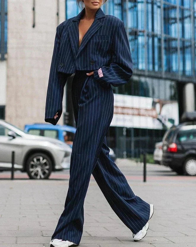Modisches Damen Rock-Set in Dunkelblau: Vintage-inspirierter Zweiteiler mit eleganter Jacke für Büro & Freizeit.