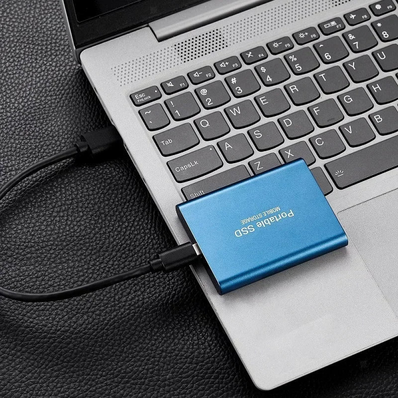 Schlanke SpeedFast Externe SSD im kompakten Design mit USB-C Port für schnellen Speicherzugriff.