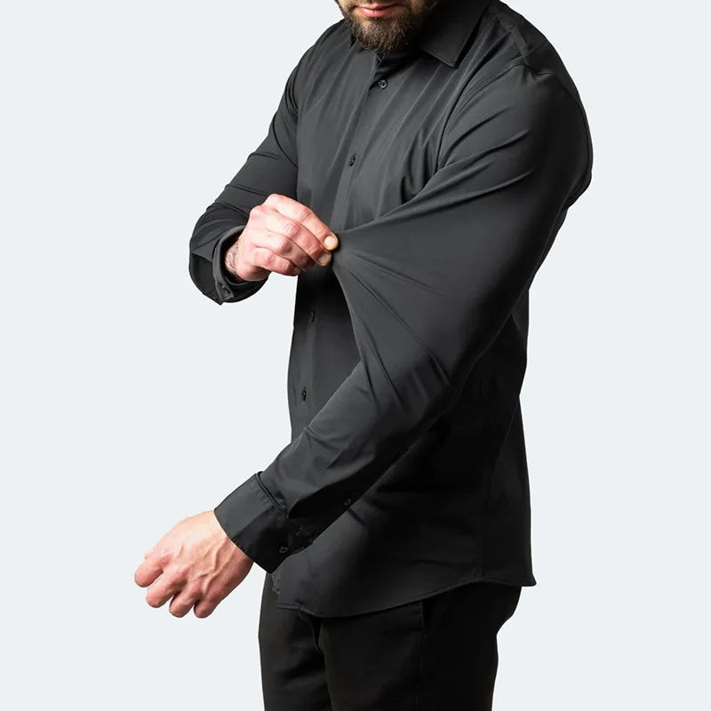 Mann trägt elegantes, slim-fit Luxavita Herrenhemd, bügelfrei & atmungsaktiv, für stilvollen Business-Look.
