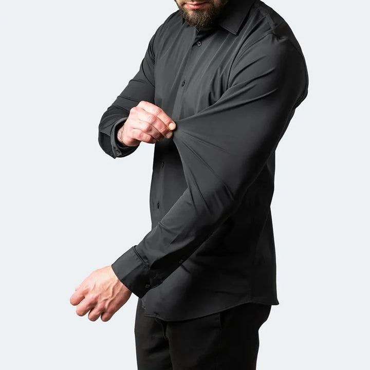 Mann trägt elegantes, slim-fit Luxavita Herrenhemd, bügelfrei & atmungsaktiv, für stilvollen Business-Look.
