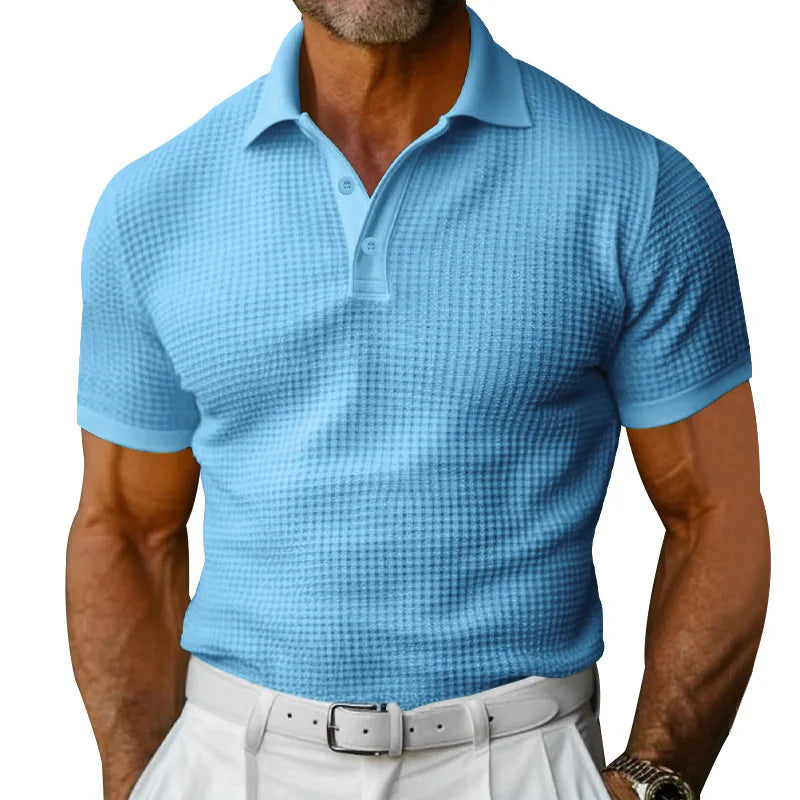 Detailansicht: Kragen & Knopfleiste des strukturierten Herren Kurzarm Poloshirts. Edle Casual-Herrenmode.