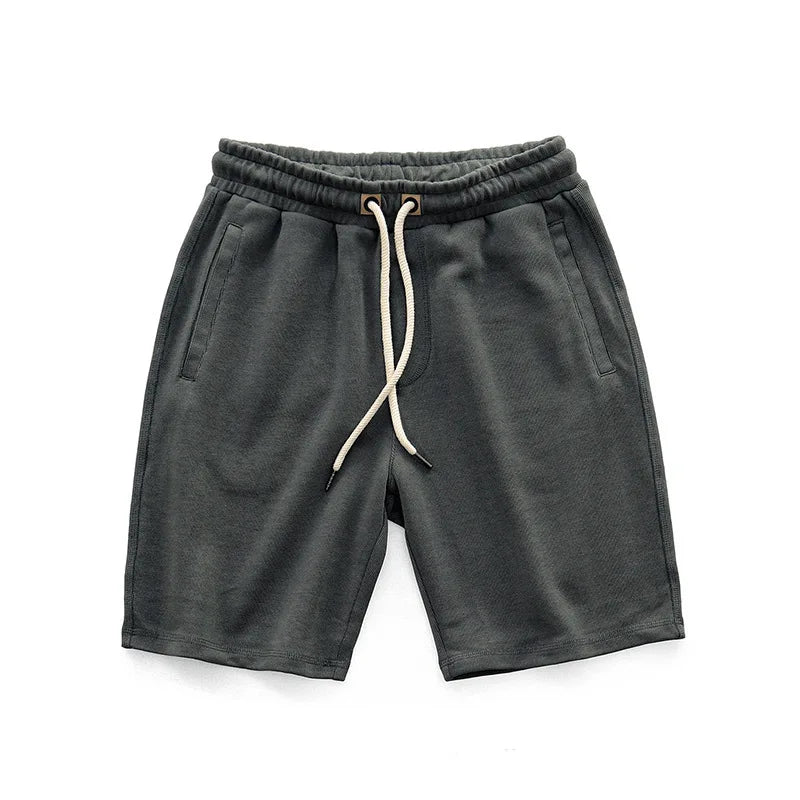 Moderne Herren Sportshorts mit Kordelzug und praktischen Taschen. Perfekt für Athleisure und aktive Freizeit.