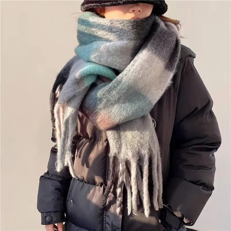 Flauschiger, extra langer Winterschal, unisex, mit modischem Karomuster; hält warm & setzt stilvolle Akzente.
